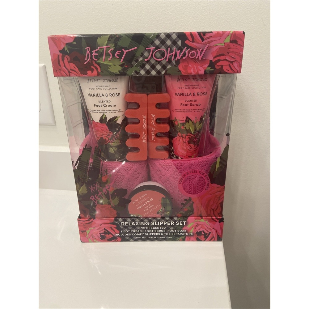 Betsey Johnson Designer Womens Relaxing Foot Care Slipper Spa Gift Set Bath